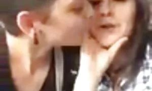 Khiêu dâm video phim secx nhat ban của một cô gái tóc vàng kéo tóc trên chiếc ghế dài. Loại tóc vàng, thủ dâm trẻ, ngón tay.