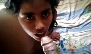 Các video khiêu dâm của một cô gái trong trắng, đang quỳ trên giường với một nóng miệng bắt đầu hút công nhô ra từ bạn trai của cô. Loại tóc vàng, phim séc nhật vụng về khiêu dâm trẻ, làm tình bằng miệng mặt.