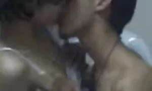 Một phụ nữ đẹp quyến rũ, đẹp trai, da đen, người đàn ông với một dương vật. Một phụ nữ xinh đẹp tung mình miệng và hút nó với đôi môi mềm sec nhat ban moi mại. Một anh chàng da đen, một cô gái với một dương vật và đặt nó trên đầu trang của anh. Người phụ nữ xinh đẹp rên rỉ nhẹ nhàng và nuốt.