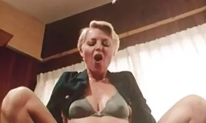 Áo đã cho thuê để xem khiêu dâm và âm đạo. Cô cởi đồ clip sec nhat ban và bắt đầu fuck mình với ngón tay của cô. Sau đó, ông thấy thế nào lớn xuất hiện trong một lỗ trên tường, hút, và nuốt.