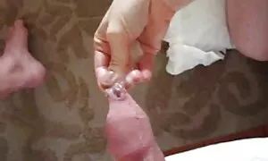 Các cô gái tóc vàng quyết định nói với các camera hài hước chuyện đó đã từng xảy ra với cô ấy. Gái tiếp cận cô chị vào kỳ nghỉ và quyết định cảm thấy giống như một chút, bà chủ. Cô ấy bắt đầu dọn dẹp fim sec nhat nhà cửa, nhưng cô đã rất mệt mỏi của việc này mà cô ấy nghĩ rằng nó sẽ dễ dàng hơn cho cô ấy để hút 10 thành viên hơn để bụi và rửa cửa sổ. Cô đã rất mệt mỏi, đẫm mồ hôi đó khi cô ấy cởi trần truồng cô ấy ngủ trên giường trong phòng ngủ của chị cô và chồng cô. Và sau đó, may mắn thay, em trở về nhà và thấy như một người đẹp ngủ. Tất nhiên, của ông chỉ cần lấy ra từ sự phấn khích và các con điếm già bắt đầu và da, la hét như lớn và may mắn thế nào em gái của cô đã được rằng cô ấy là một chất béo.