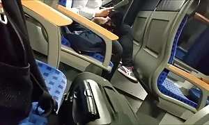 Một cô gái tóc vàng tán tỉnh với một đẹp trai, ông già. Cơ bị đánh thức và mất đi vẻ đẹp của cô để lại cho cô dây đai, di chuyển sang một bên và sec nhat ban âm đạo. Đánh thức ông ấy vẻ đẹp và đổ mình.