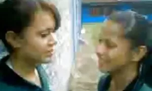 Một vẻ đẹp trẻ mời cô bạn gái mới từ trường cao đẳng. Các người ít bắt đầu nói chuyện về những kẻ đang nghiên cứu với họ trong khóa học, và sau đó các trưởng thành cha dượng của bà bước vào phòng. Các con đã rất sợ hãi lúc đầu ông đã biết rằng cha nó là một sec nhat bản dâm đãng kẻ hư hỏng, và sau đó, ông ấy nghĩ rằng anh sẽ thay đổi bạn gái của mình và ít chết tiệt của mình và hành hạ cô ấy cơ thể trẻ. Các cô gái tóc vàng ngay lập tức gia nhập trò chơi giữa cha cô, và con gái vì một số lý do, cô thích người lớn này và có kinh nghiệm người đàn ông và muốn có thô bạo với anh ta. Nhưng khi họ chết tiệt ba của họ, và sau đó các cô sẽ tìm thấy một cách để dụ dỗ này loại.