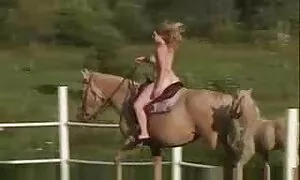 Sớm vào buổi sáng, một gã có cho một cô gái tóc vàng vào nhà và đi vào bếp. Cô ấy có nghĩa là vồ anh, đưa anh ta lên bàn và bắt đầu mình làm chim. Cô vẻ đẹp trong tư thế khác nhau trong bếp và đổ phimsec nhat mình