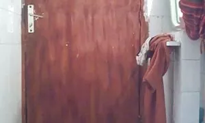 Người phụ nữ lớn với một huấn luyện sec nhat ban viên trong một bài học. Một trai và người đàn ông hói đầu tóc cô ướt đẫm mồ hôi và chèn sừng của mình vào nó. Phụ nữ xinh đẹp, ông già, và kiêm trên ngực của cô.