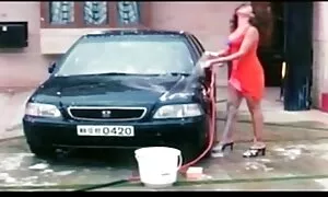 Một cô gái tóc vàng với tiger tai trên đầu, một lâu béo thành viên của một đẹp trai, anh chàng da đen. Một con Gà liếm vết cắn nhỏ của nó hàm răng sắc nhọn và vết trầy xước nó với móng vuốt của nó. Các người phụ nữ xinh đẹp ngồi trên hàng đầu của dương vật và cho đến phím sec nhật bản cực khoái.