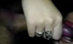 Khiêu cặn bã, một dương vật giả màu hồng trước mặt một chàng trai người đàn ông hói đầu. Các chàng trai, là phấn khích của cô vuốt ve phim sec nhat ba và giúp vẻ đẹp, đồ chơi âm hộ của cô và liếm nó. Các cô gái tóc vàng nhảy trên một đẹp già.